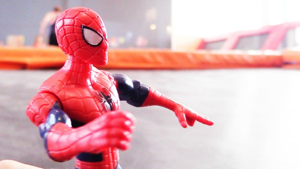 Video-dlya-detej.-BATUTY-Spider-Man-Spajdermen-protiv-Darta-Vejdera-Igrushki-dlya-malchikov