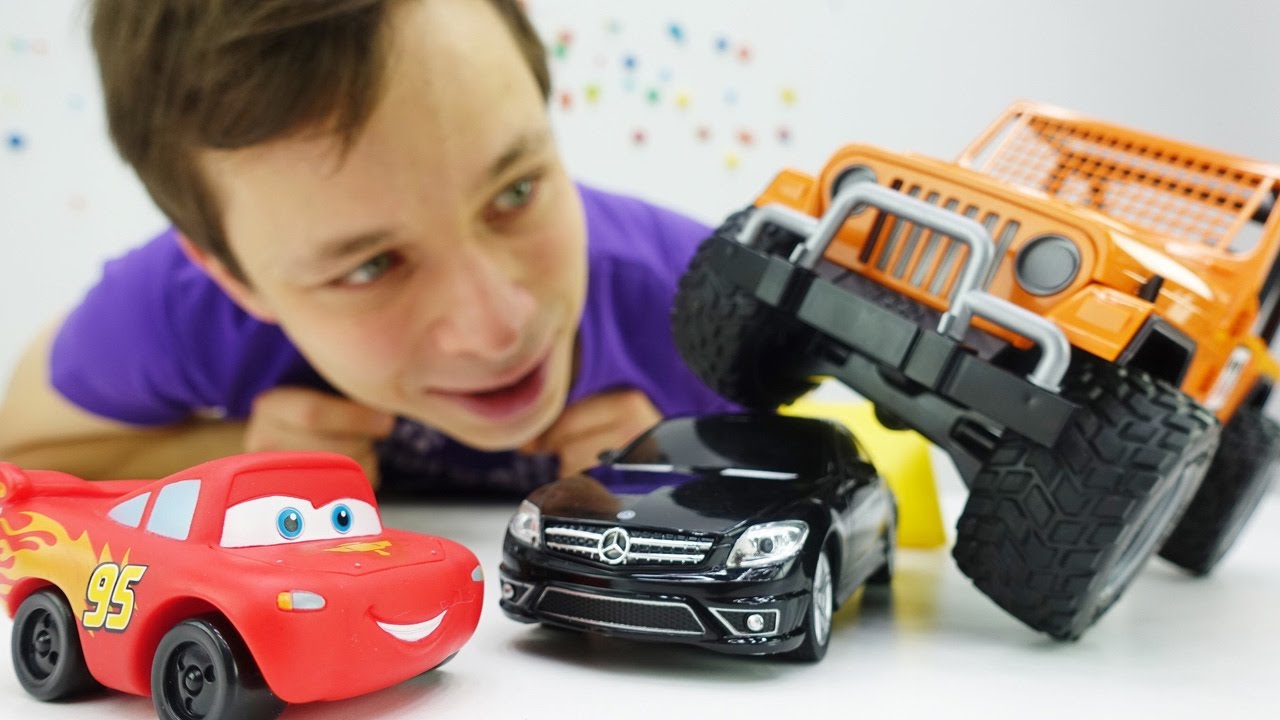 Video-pro-igrushki-mashinki.-Molniya-Makvin-i-druzya-ishhut-kto-slomal-mashinki