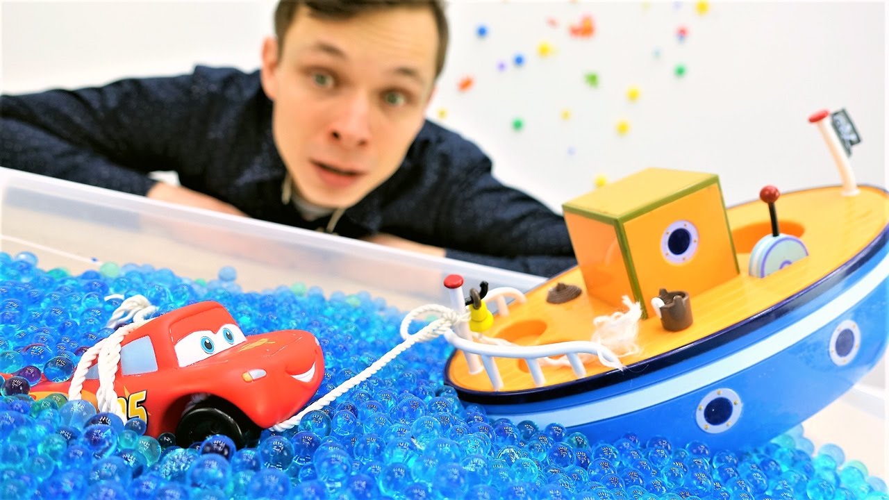 Video-s-igrushkami-Makvin-multfilm-Tachki-samolyot-i-korabl-Kto-bystree-Igry-v-mashinki