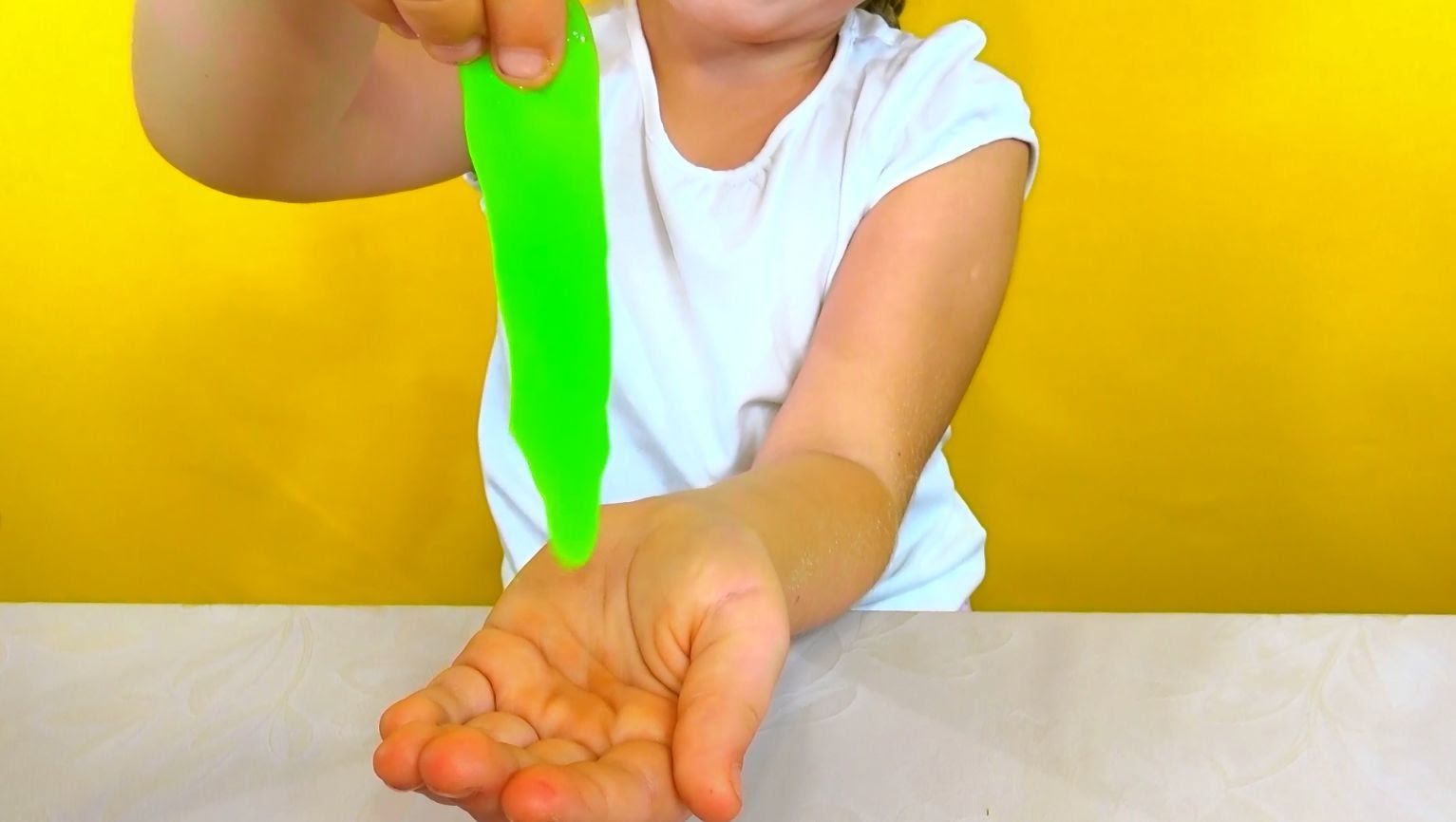 ZHvachka-dlya-ruk-lizuny-s-syurprizami-igrushki-Silly-putty-Lizunov-surprises-toys