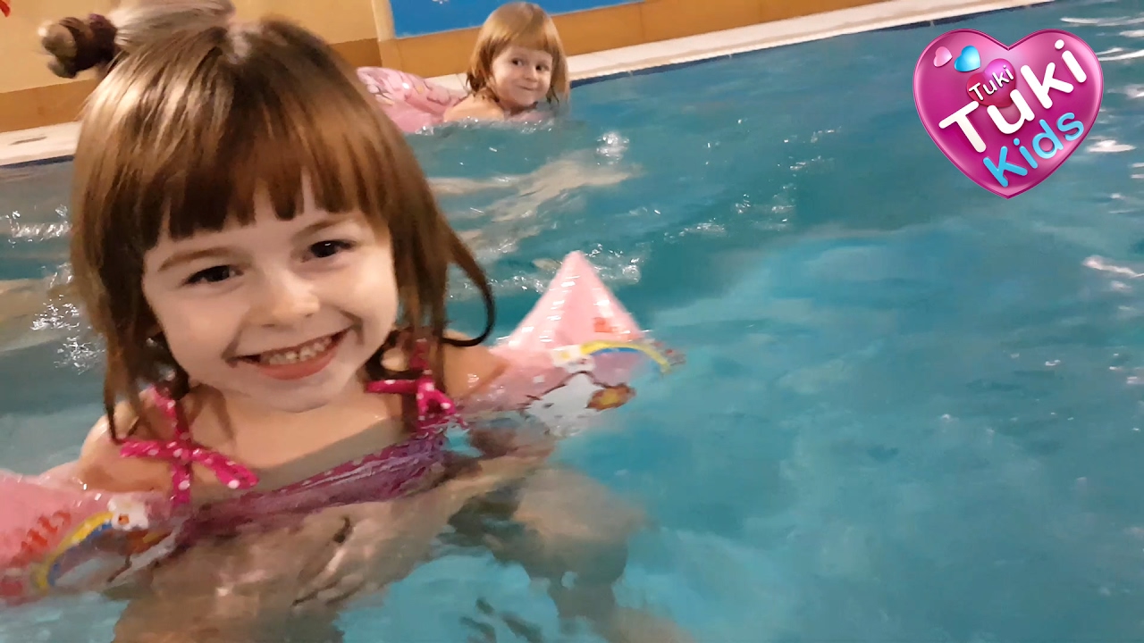 Akvapark-Malenkaya-Devochka-Anya-sama-plavaet-Ogromnyj-bassejn-i-gorki-dlya-detej-Razvlecheniya-v-vode