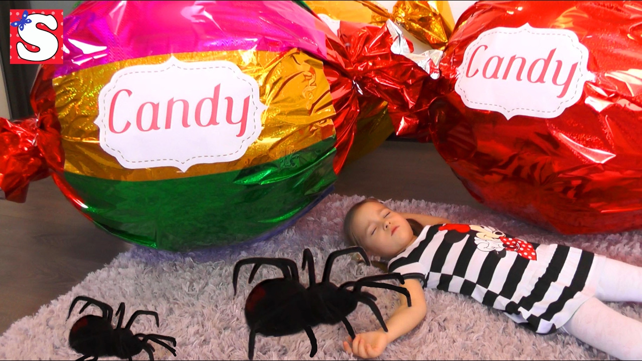 Bad-Baby-GIGANTSKIJ-PAUK-napal-ISTERIKA-Spiders-Attack-Girl-Giant-Donut-Cupcake-Giant-Candy-TOYS