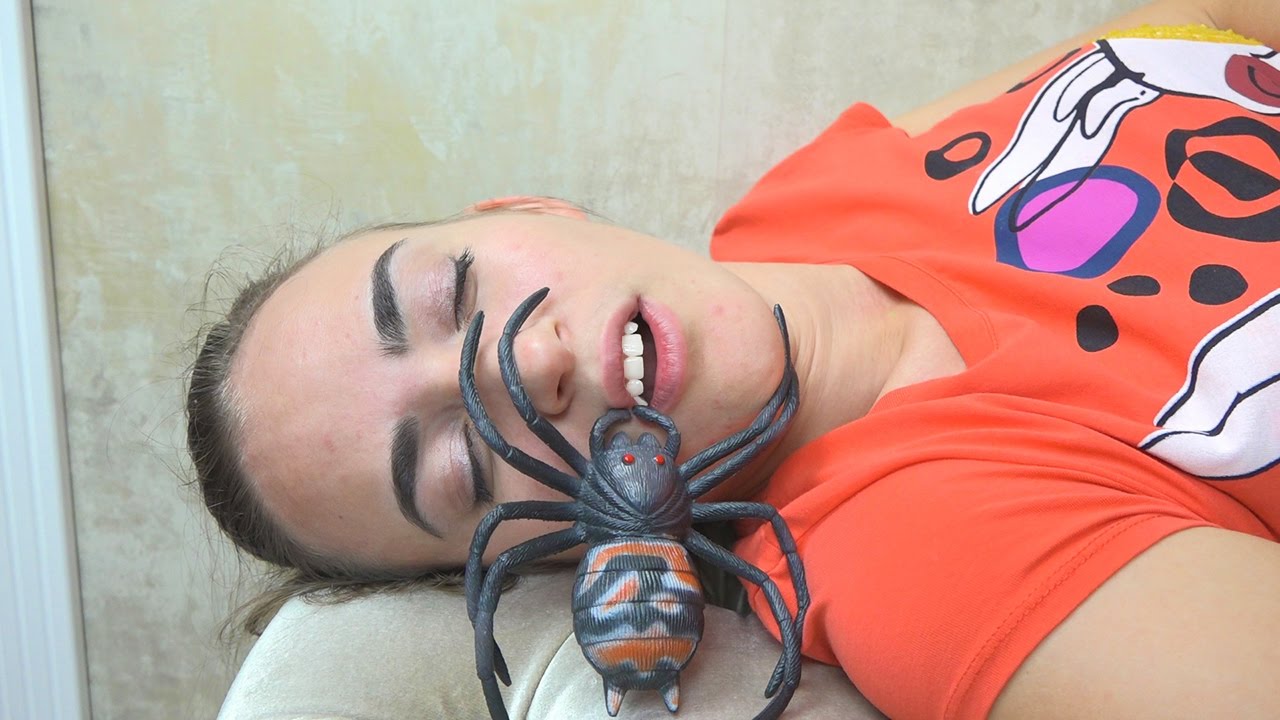 Bad-Baby-Vrednye-Detki-Protiv-Gigantskogo-Pauka-Giant-Spider-Attacks-Girl