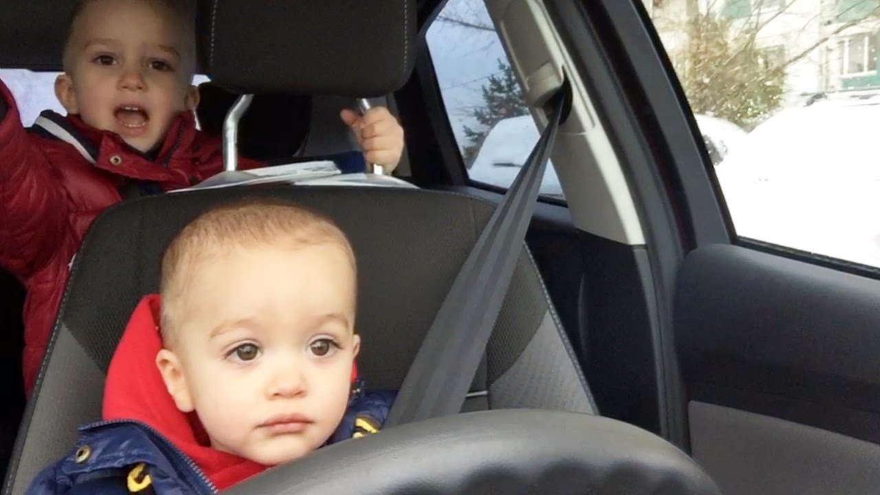 Bad-Baby-Vrednye-Detki-Uehali-na-Mashine-Roditelej-SHopping-v-magazine-igrushek-Driving-Parents-Car