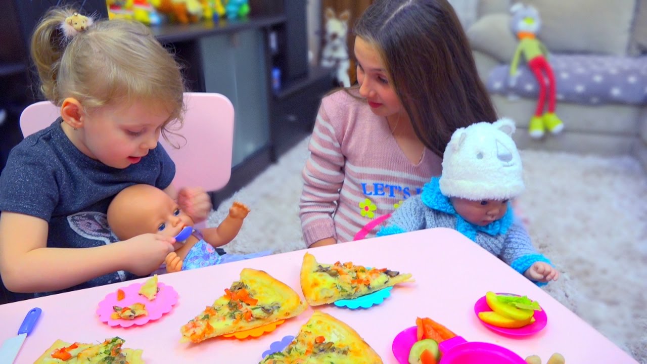 DANA-GOTOVIT-NASTOYASHHUYU-PITSTSU-I-SALATY-i-kormit-kuklu-Dlya-detej-KIDS-Children-Igry-dlya-detej