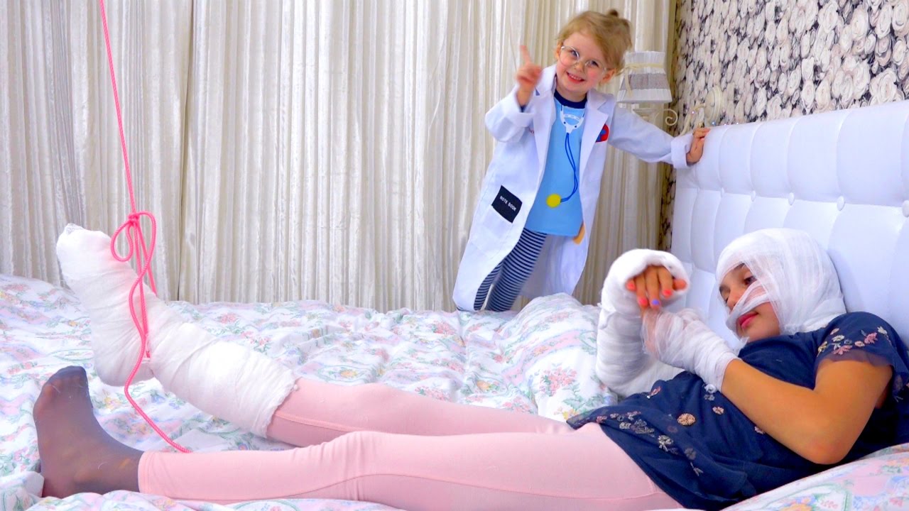 DOKTOR-STAVIT-GIPS-Dlya-detej-KIDS-Children-Dana-doktor-lechit-patsienta-i-ne-delaet-ukol