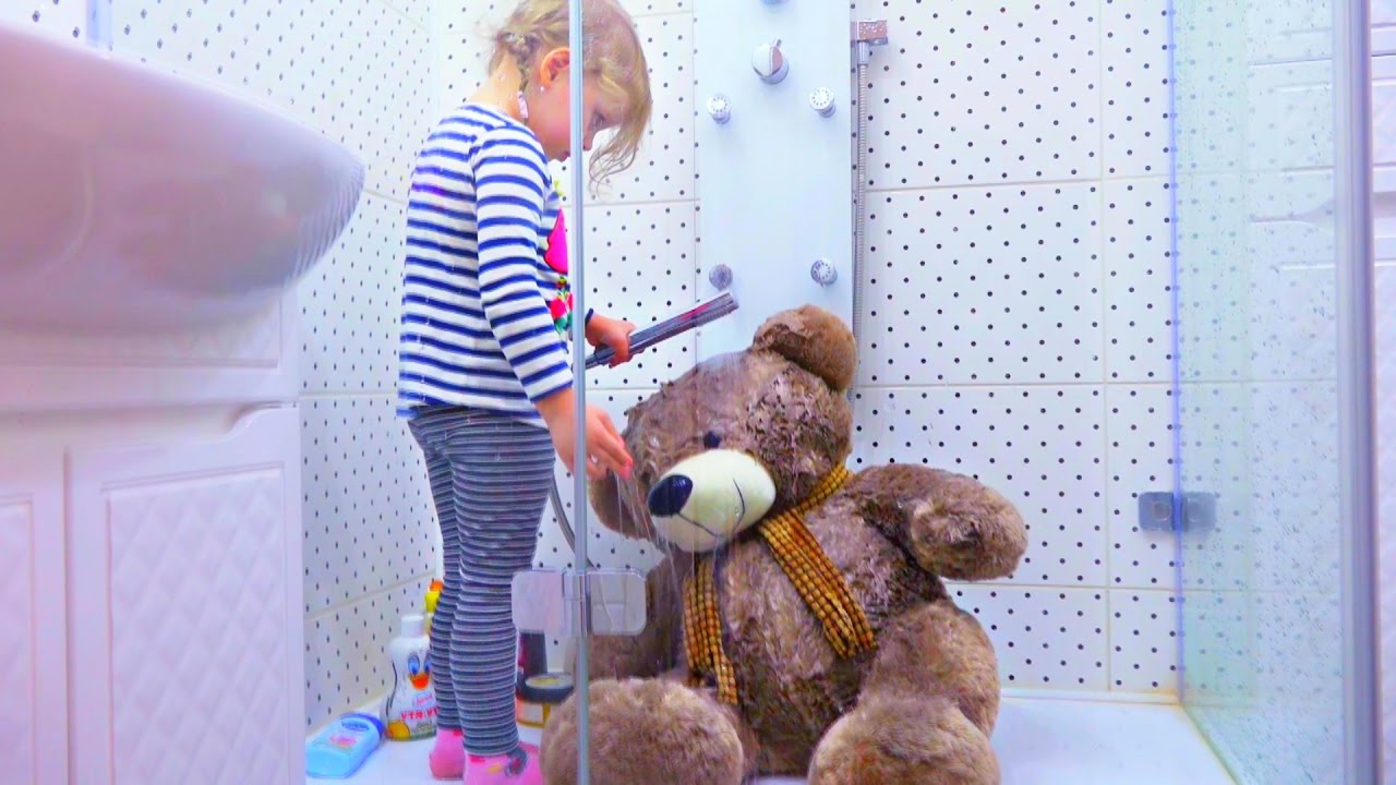 Dana-i-Medved-kupaet-v-dushe-Diana-i-MISHKA-TEDDI-Dlya-detej-KIDS-Children