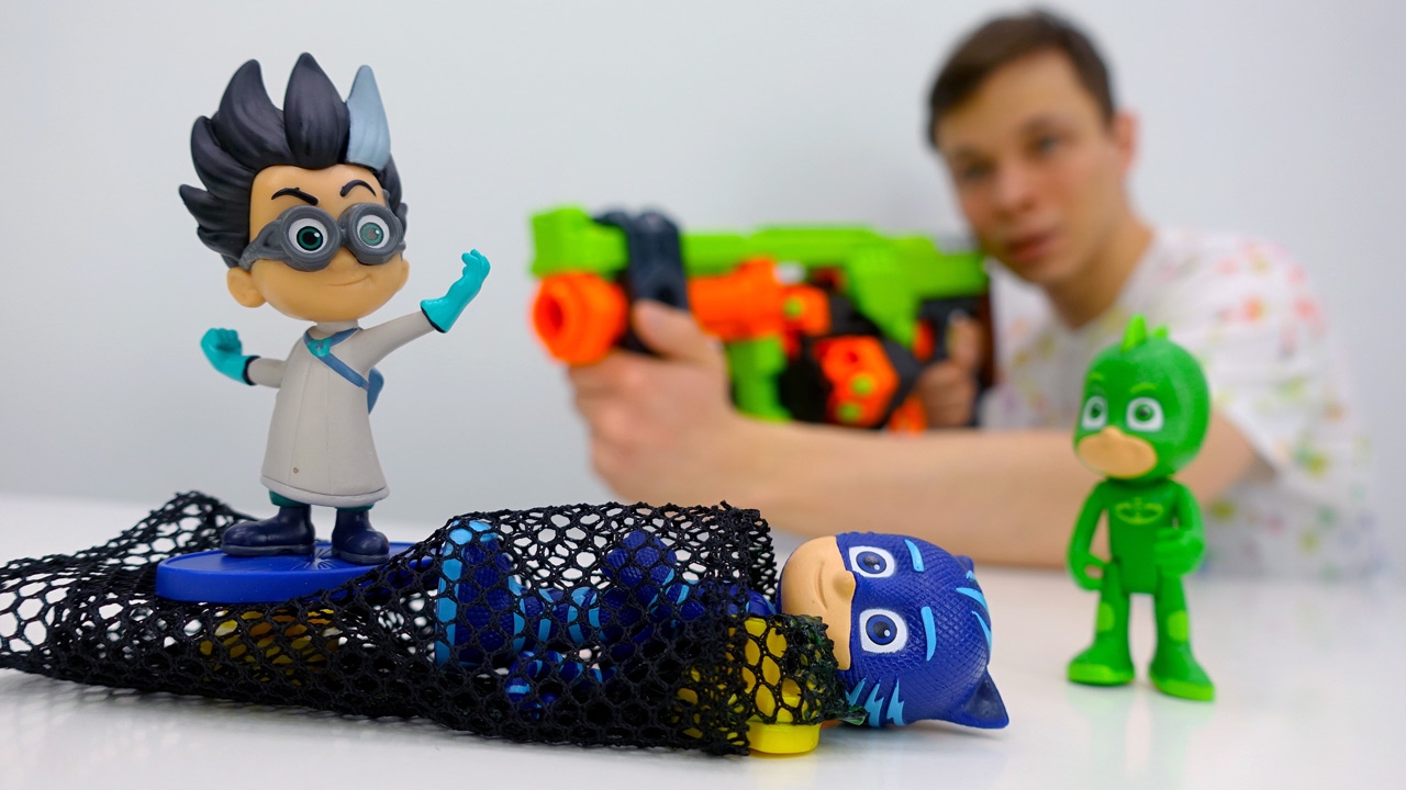 Detskoe-video-Geroi-v-Maskah-Gekko-i-Fedor-lovyat-Romeo.-Video-s-igrushkami