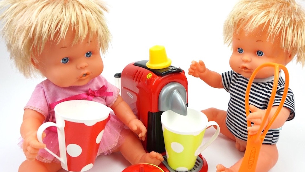 Dochki-Materi-s-pupsami.-Pupsy-gotovyat-zavtrak-dlya-lyuboi-Mamochki.-Igrushkin-TV