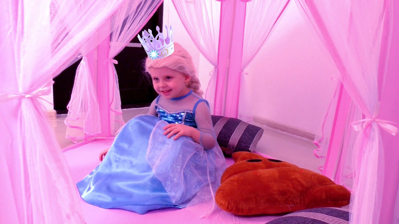 FROZEN-Elza-Anna-Belosnezhka-Zolushka-i-Ozornoj-gnom-pyut-volshebnyj-chaj.-Holodnoe-Serdtse