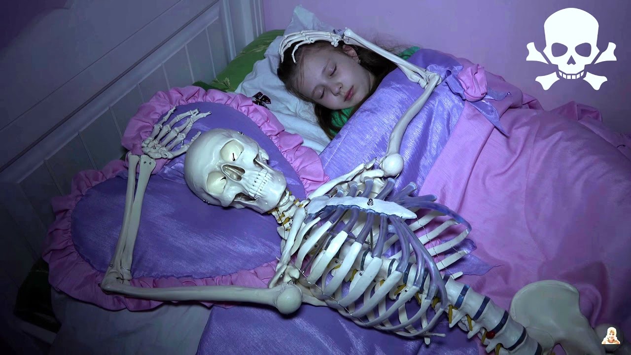 HAUNTED-SKELETON-ATTACKS-Skelet-probralsya-v-nash-dom-Skelet-atakuet