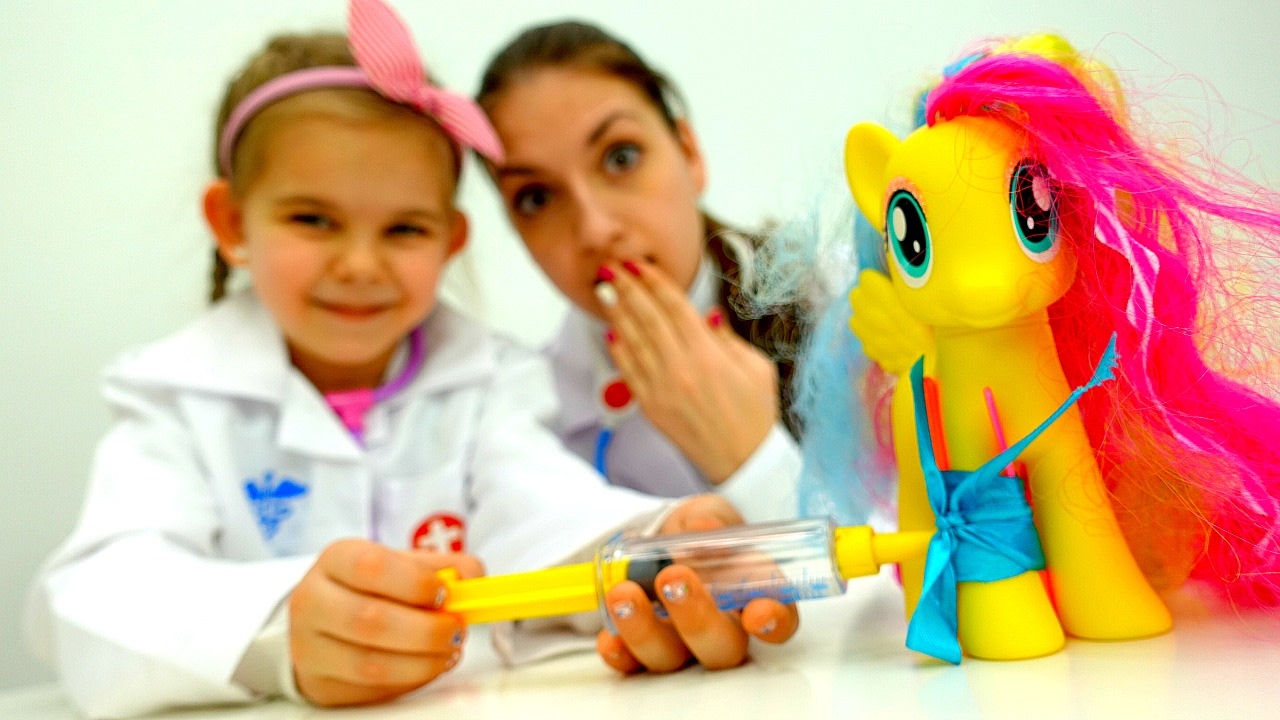 Lechim-Maj-LitlPoni-Flattershaj-Video-dlya-devochek-Deti-i-Roditeli-Igry-doktor