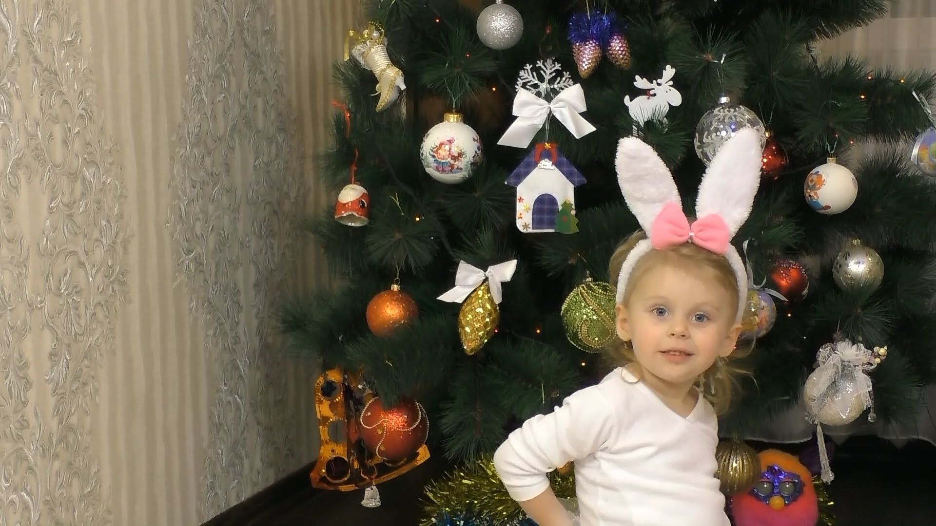 Naryazhaem-yolku-Decorate-a-christmas-tree