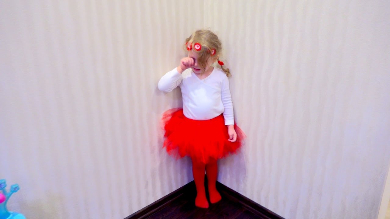 Nyanya-dovela-Danu-DO-SLEZ-i-postavila-v-ugol-Dlya-detej-KIDS-Children