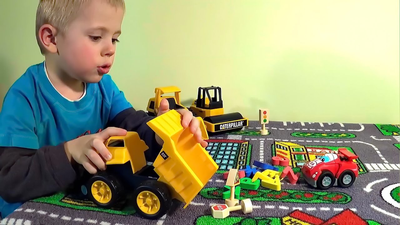 Rabochie-mashinki-CAT-Caterpillar-i-Danik-remontiruyut-dorogu