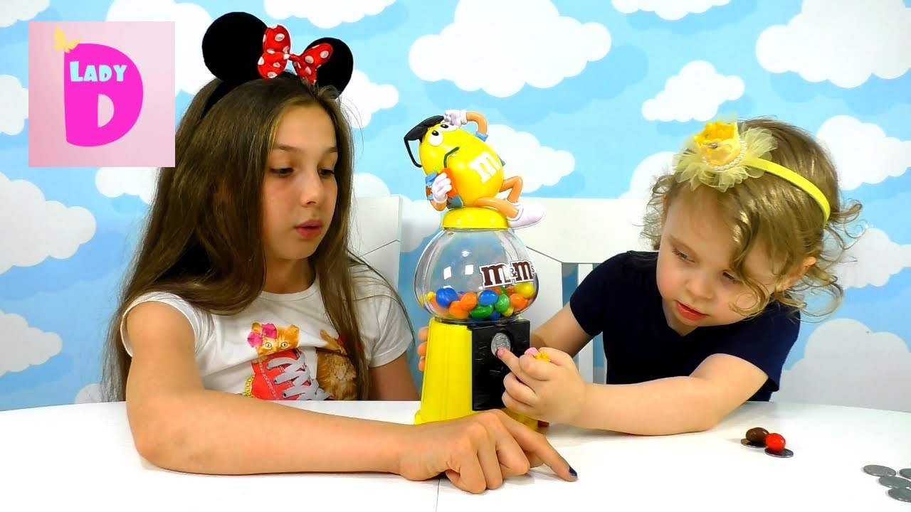 Raspakovka-MMs-Gumball-Machine-Candy-Dispenser-Toy