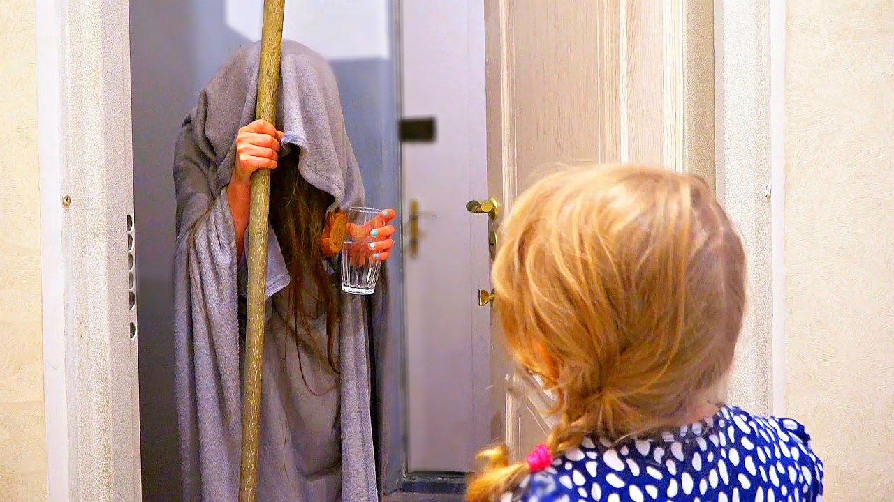 Starushka-VOLSHEBNITSA-Kolduet-PLATE-i-Zerkaltse-Dlya-detej-KIDS-CHILDREN