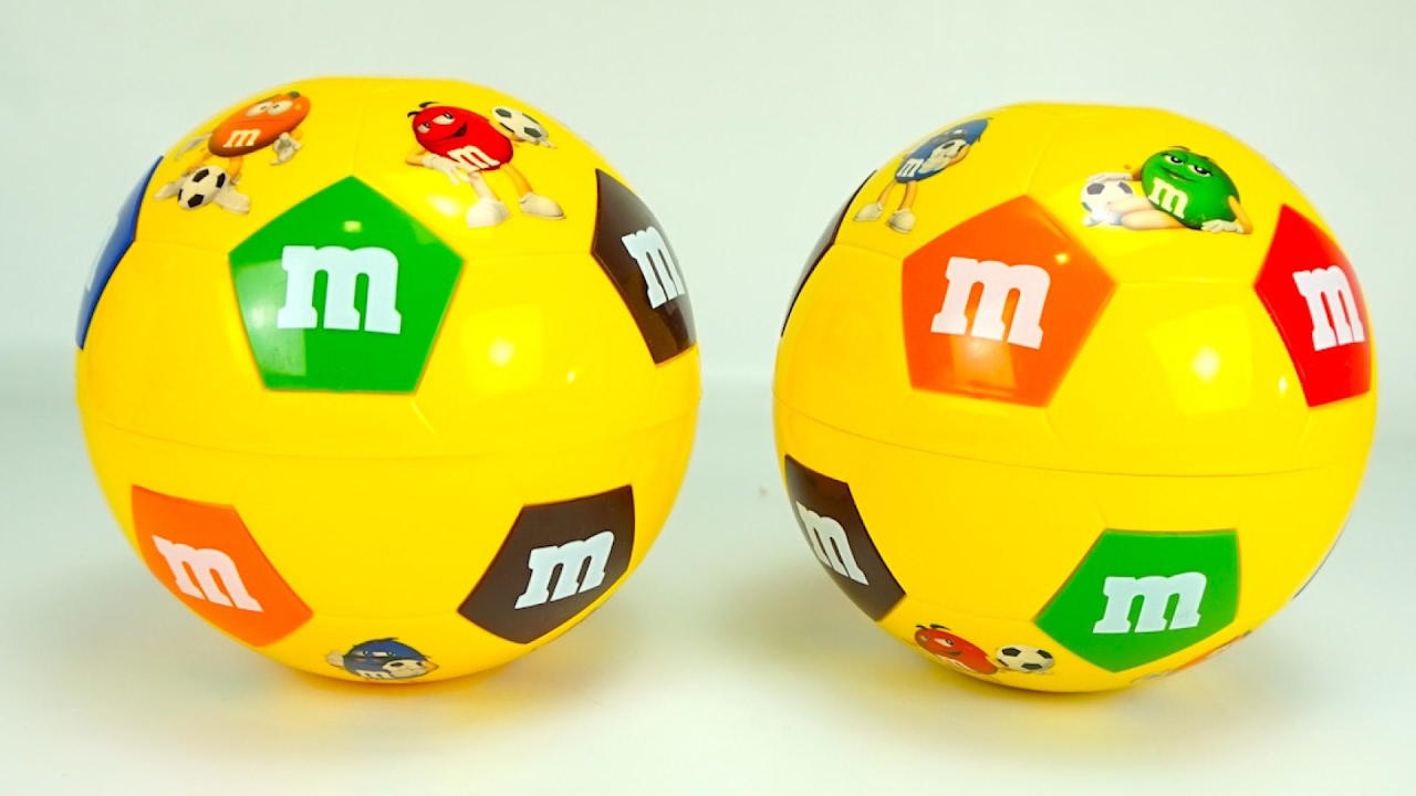 Syurprizy-v-myachah-MMs.-Gora-syurprizov-i-igrushek-v-futbolnyh-sharah.-Igrushkin-TV