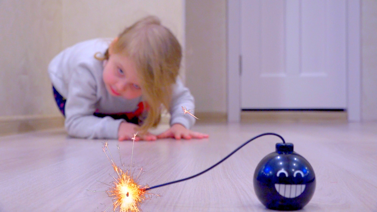 U-NAS-DOMA-BOMBAAA-Neponyatnye-konfety-ot-SPANCH-BOBA-Dlya-detej-KIDS-Children