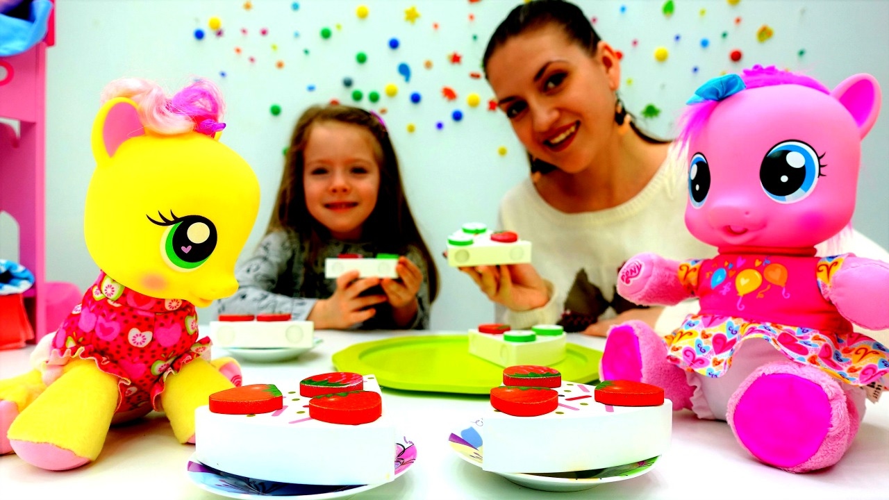 Utro-s-LITL-PONI-Gotovim-zavtrak-dlya-PinkiPaj-i-EplDzhek-s-Alisoj-i-Anej