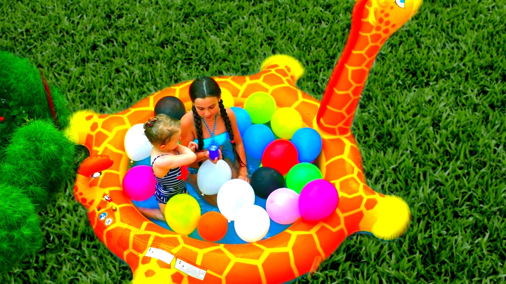 V-bassejne-zhiraf-otkryvaem-syurprizy.-Printsessa-Bel.-Emodzi.-V-poiskah-Dori.-Smurfi