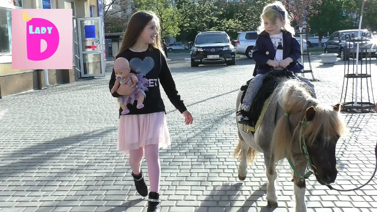 VLOG-Gulyaem-s-bebi-bornom-Dana-kataetsya-na-poni-Kolyaska-dlya-kukly