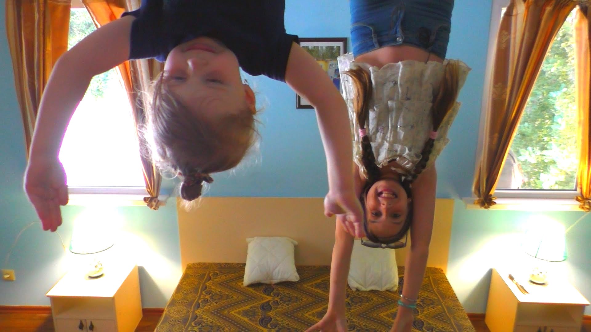 VLOG-Plavaem-v-bassejne-Dom-Vverh-dnom-i-Delfinarij-Video-dlya-detej