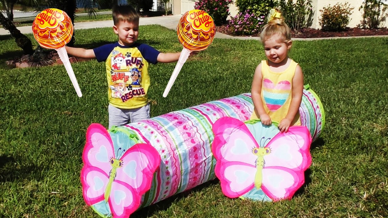 Bad-Baby-Konfety-V-TUNNELE-CHellendzh-Video-dlya-Detej-CHOCOLATE-FACE-LOTS-OF-CANDY-CHALLENGE-for-Kids