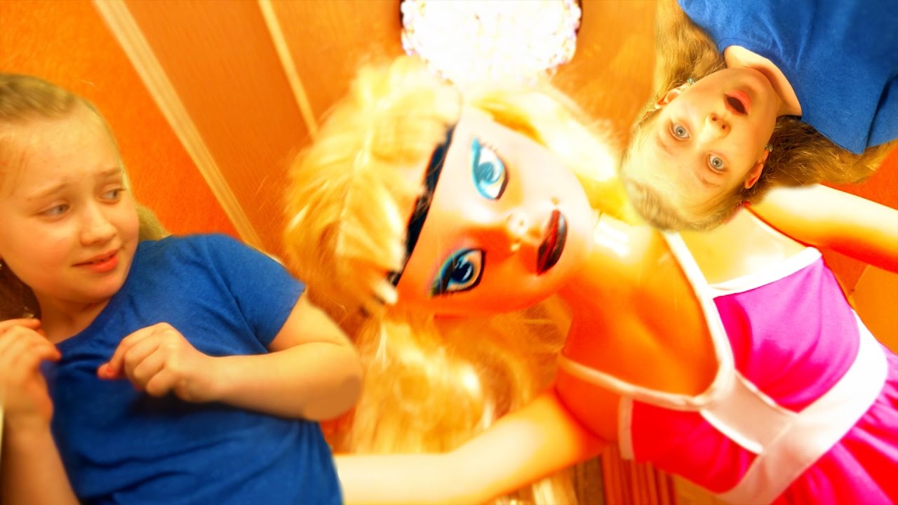 Bolshaya-kukla-atakuet-Papa-plachet-kukla-udarila-ego-po-golove-Bad-Baby-GIANT-DOLL-ATTACKS