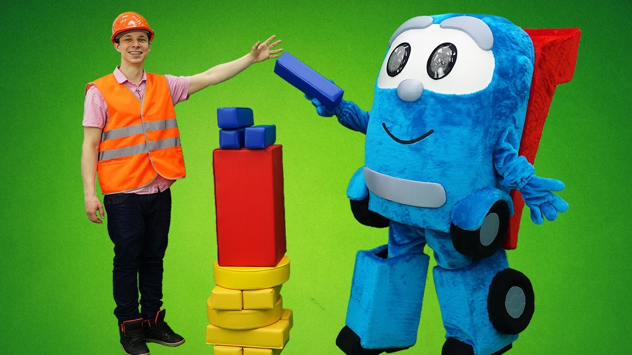 Geroi-v-Maskah-i-Gruzovichok-Leva-stroim-bashnyu-s-Fedorom-Video-pro-igrushki-ot-Papa-Tajm