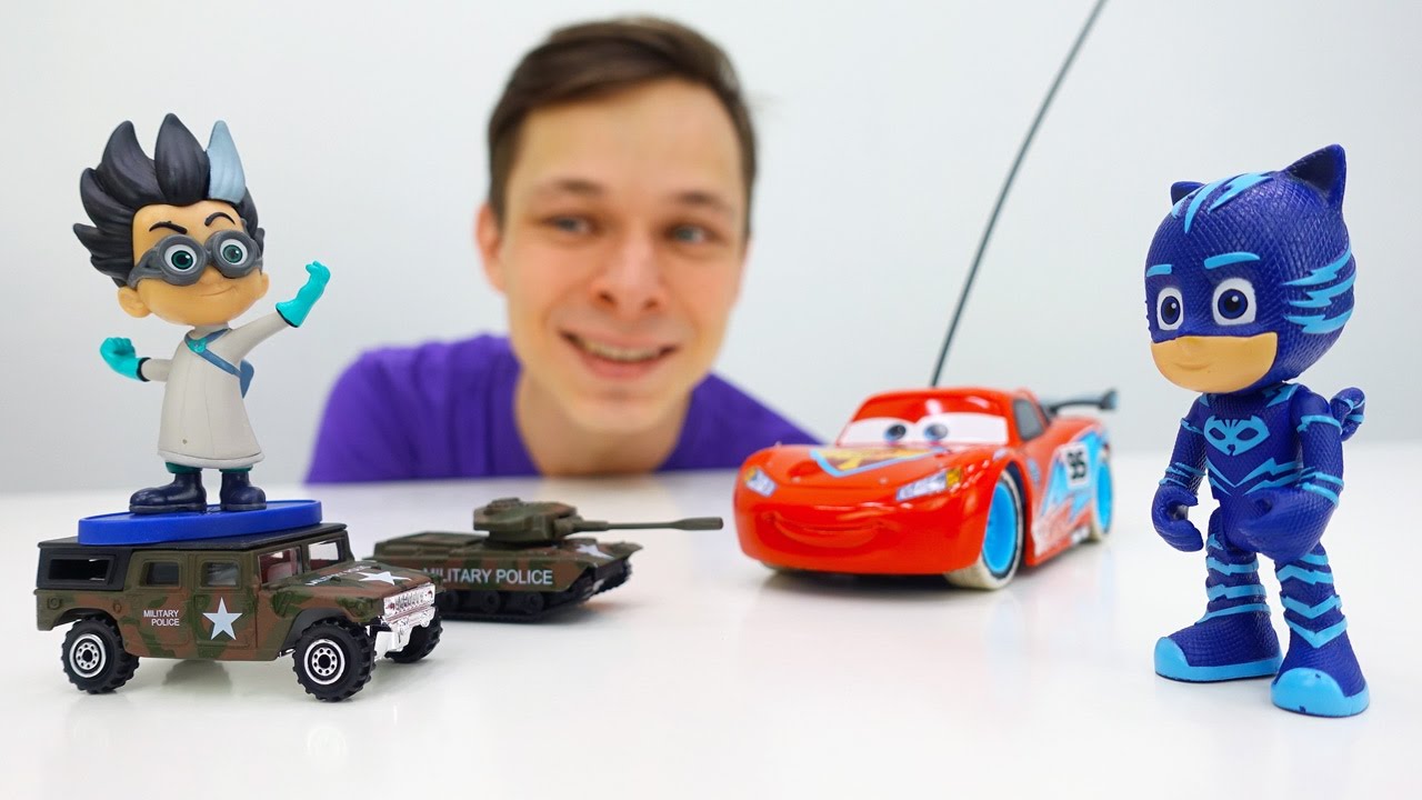 Geroi-v-maskah-i-Makvin-video-pro-igrushki.-Romeo-postroil-voennyj-zavod-Papa-tajm