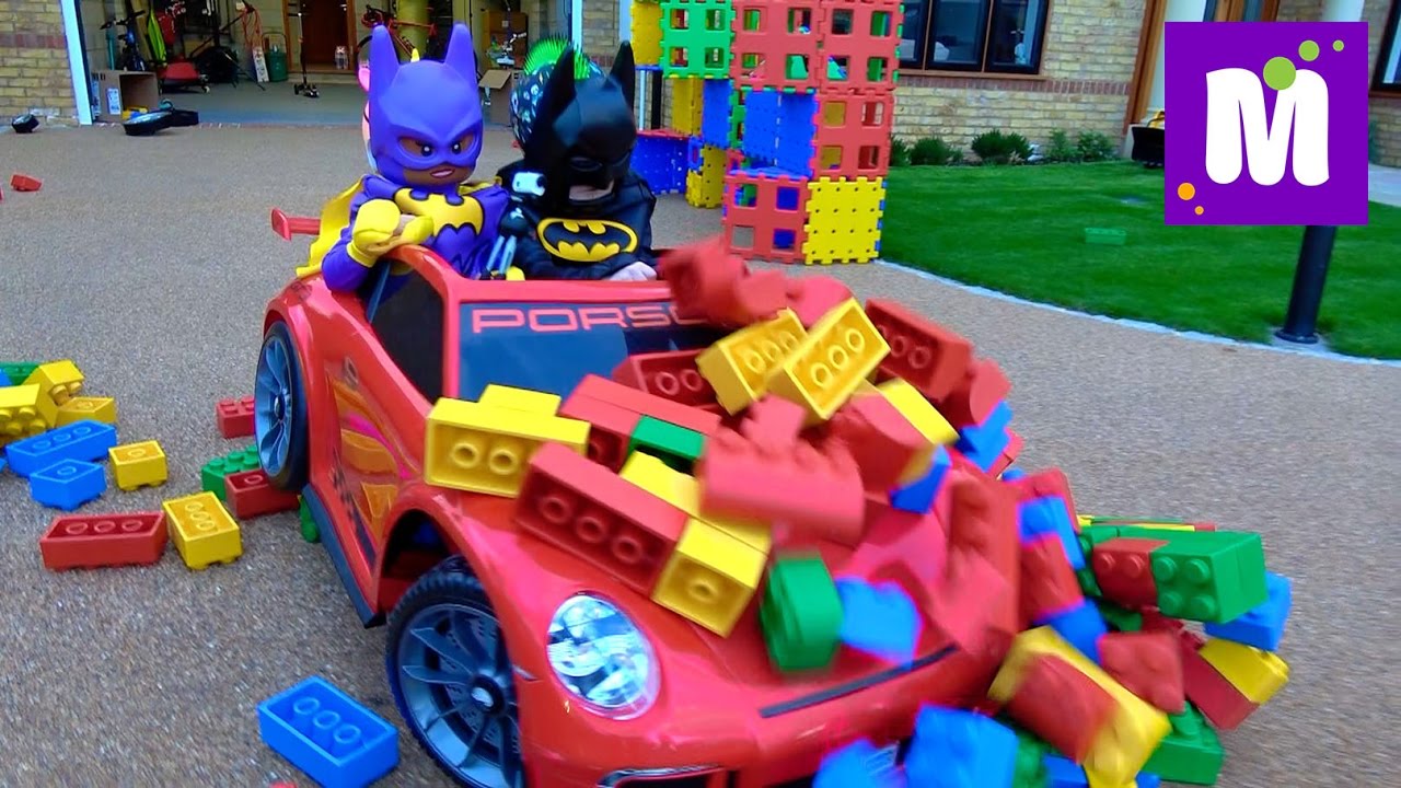 Gigantskij-LEGO-Betmen-Krushim-konstruktor-mashinoj-THE-LEGO-BATMAN-MOVIE-GIANT-BUILDING-bricks