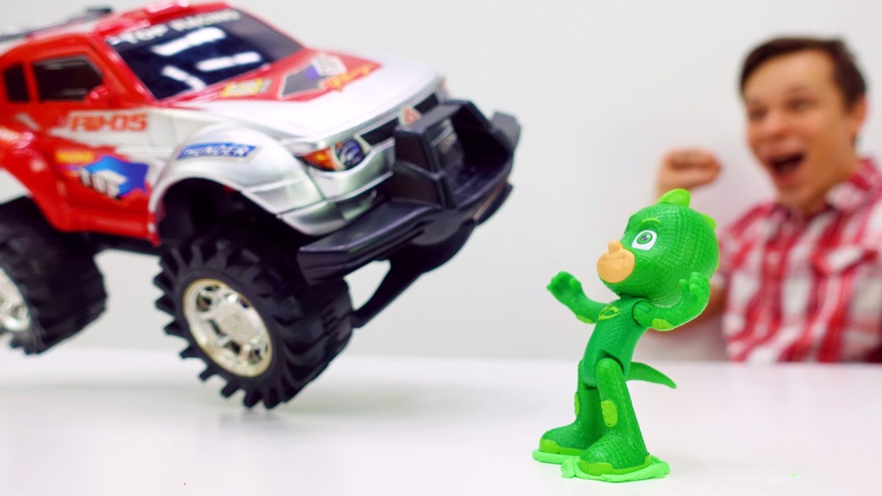 Gonki-na-Mashinah-Geroi-v-Maskah-GEKKO-vs-Mashinki-Kto-bystree-Video-dlya-Detej-Papa-Tajm