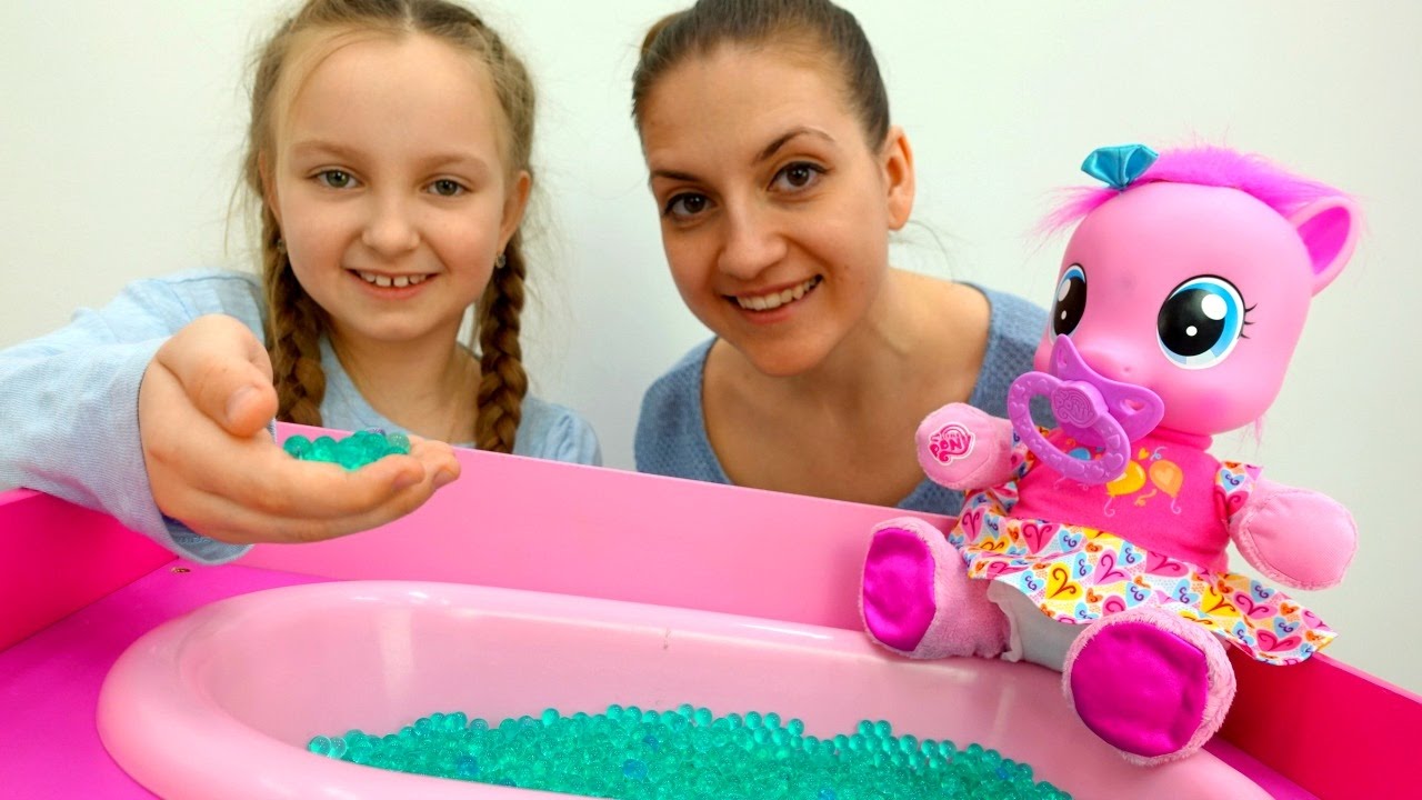 LITL-PONI-kak-zhivaya-Kormim-kupaem-i-ukladyvaem-spat.-Pinki-paj-razgovarivaet.-Igry-dlya-devochek