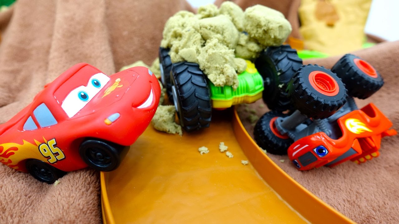 Makvin-i-Vspysh-CHudo-Mashinki-napadenie-pesochnogo-monstra-Detskoe-video.-Papa-Tajm