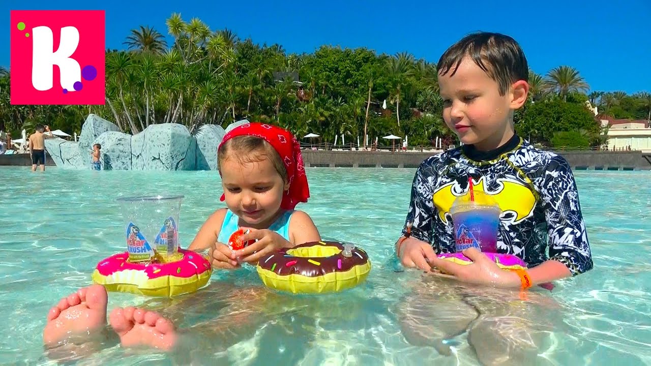 Akvapark-Vodnye-detskie-krutye-gorki-Koktejli-v-Donats-Splash-funny-kids-video-in-WATER-POOL