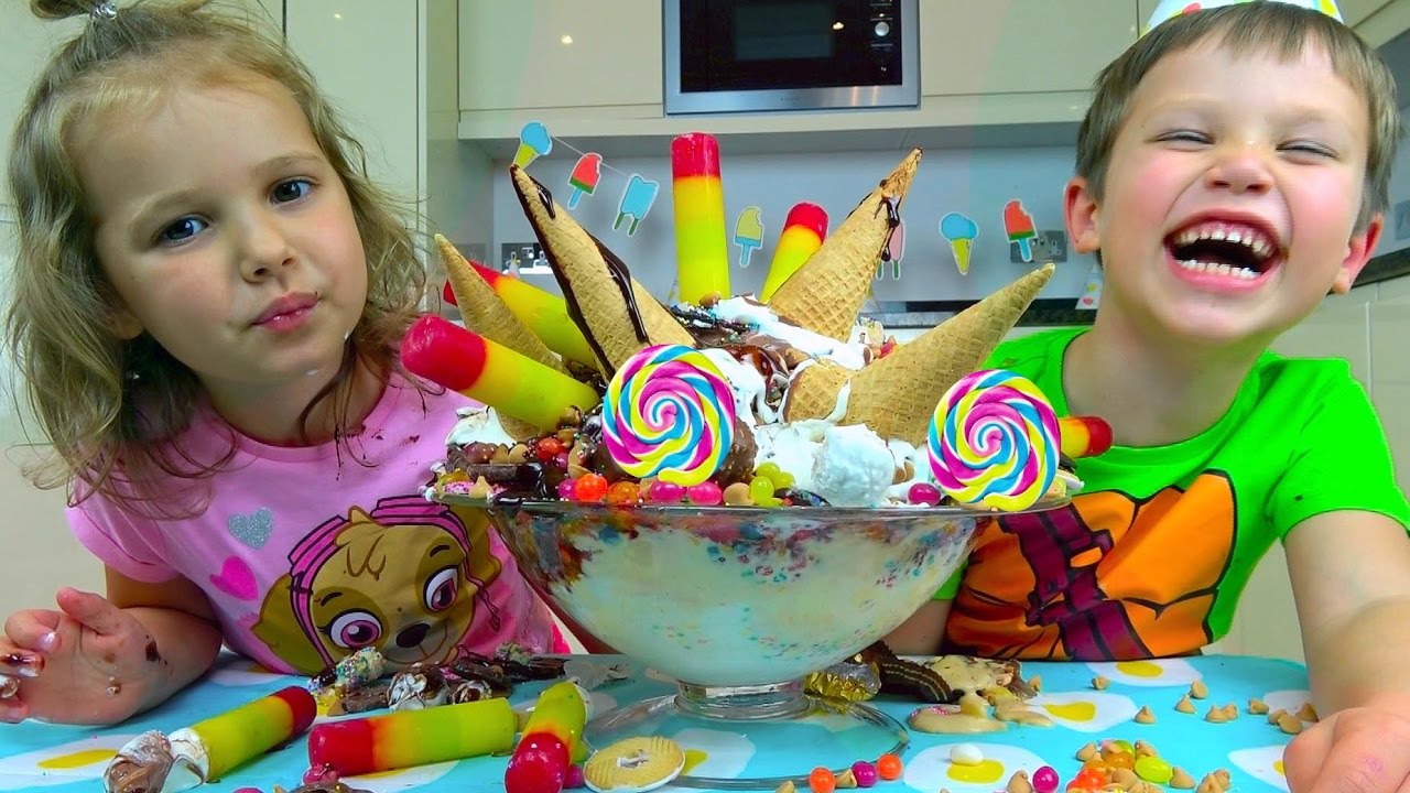 Samoe-KRUTOE-v-Mire-Morozhenoe-16-nachinok-v-odnom-Worlds-LARGEST-Ice-Cream-Sundae-Video-dlya-detej