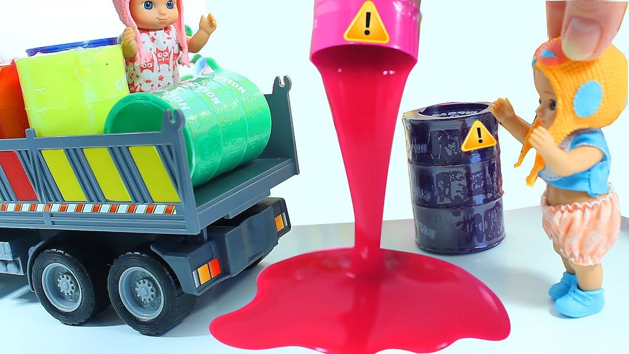 Goluboj-gruzovik-privozit-LIZUNY-SYURPRIZY-Igrushki-Pupsy-igrayut