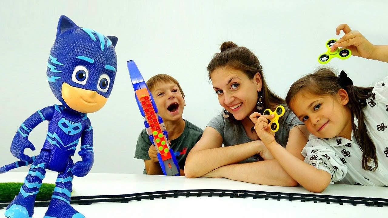Video-igrushki-GeroivMaskah-KETBOJ-i-DetiiRoditeli-lovyat-Lunnuyu-Devochku-Igry-so-Spinner