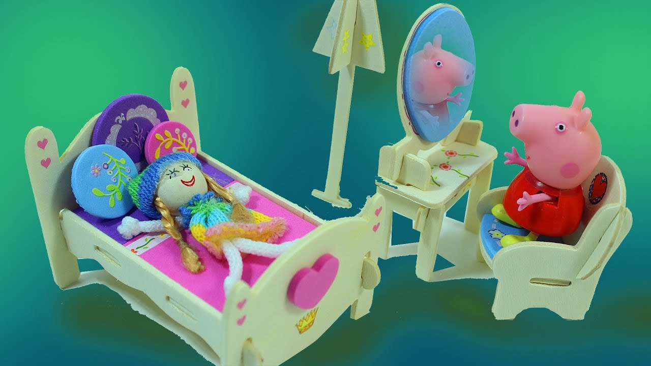 Derevyannaya-mebel-dlya-kukol-Svinka-Peppa-i-Syuzi-delayut-mebel