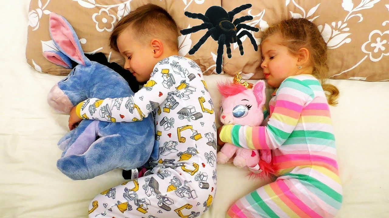 Giant-Spider-Attacks-kids-Learn-Colors-with-balls-Are-you-sleeping-song-nursery-rhymes-baby-songs