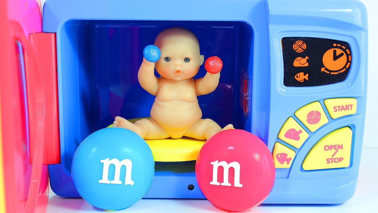 Igraem-s-mikrovolnovoj-pechyu-Pupsik-i-OGROMNYE-MMs-konfety-Igrushki