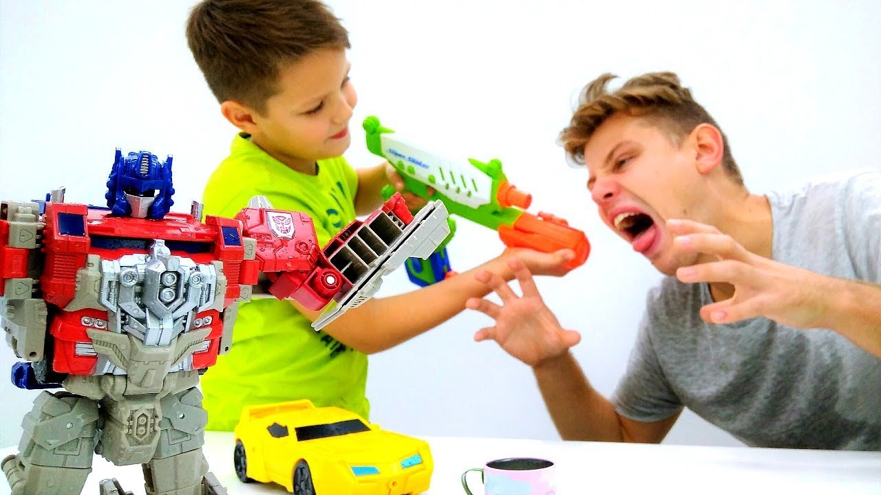Igrushki-Transformery-Blaster-NERF-protiv-ZOMBI-Kirilla-Hellouin-Vecherinka-i-Igry-strelyalki