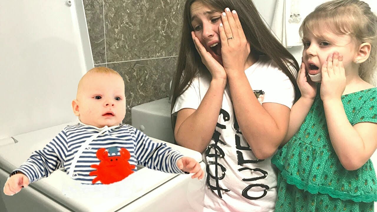 MALYSH-ZASTRYAL-V-UNITAZE-Dana-i-Diana-spasayut-BRATIKA-Dlya-Detej-Funny-For-Kids-Children