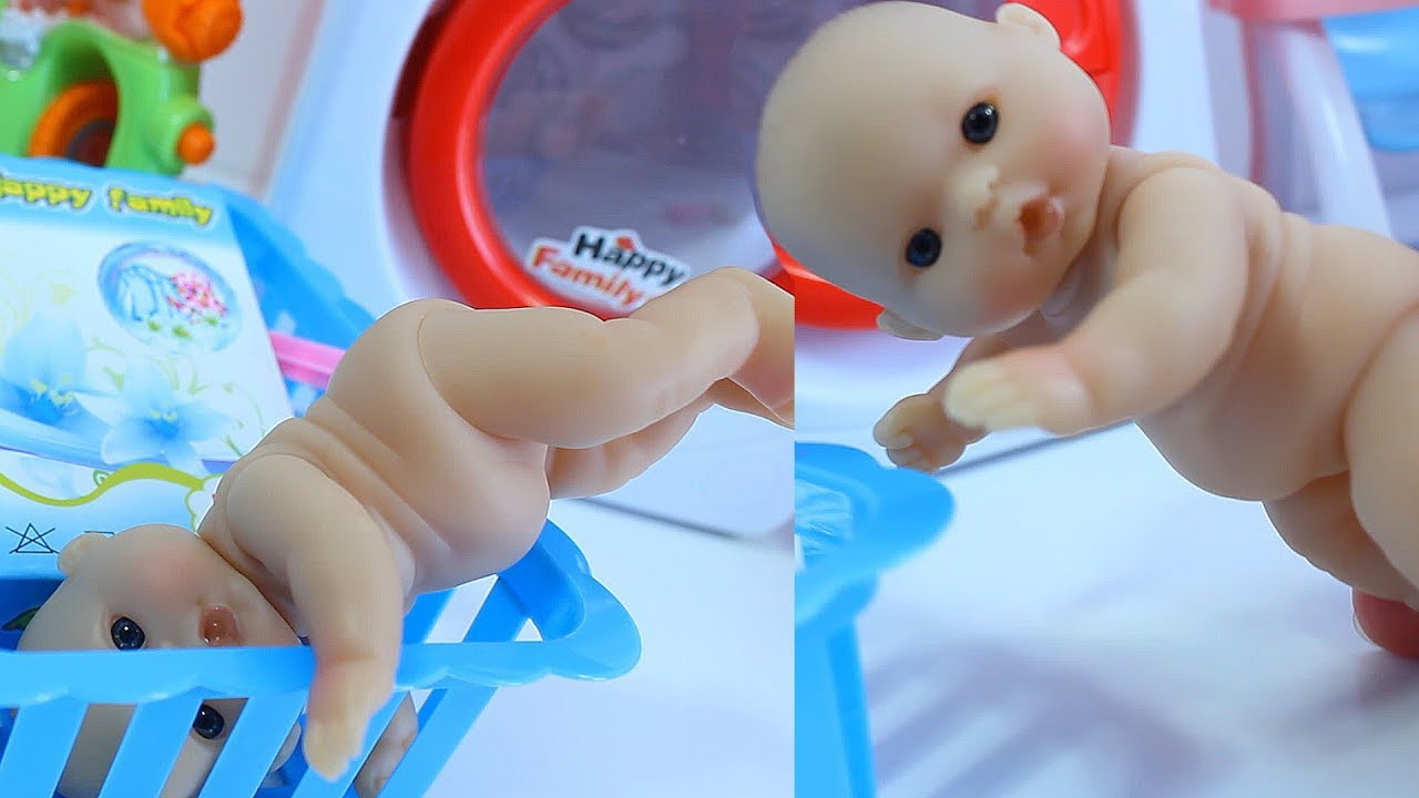 Nyanya-gotovit-uhazhivaet-za-malyshom-Gotovit-v-duhovke-i-stiraet-v-stiralnoj-mashinke