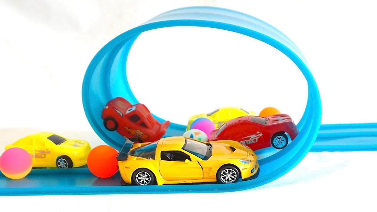 Raspakovyvaem-igrushki-dlya-detei-Mashinki-i-Gonki-Nabor-mashinok-Hotvils-i-trek-Umnaya-Doroga-Video