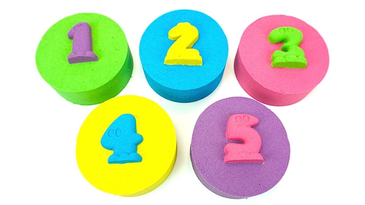 Syurprizy-i-igrushki-iz-multika-Geroi-v-Maskah-Otkryvaem-syurprizy-iz-kineticheskogo-peska.-Igrushkin-TV