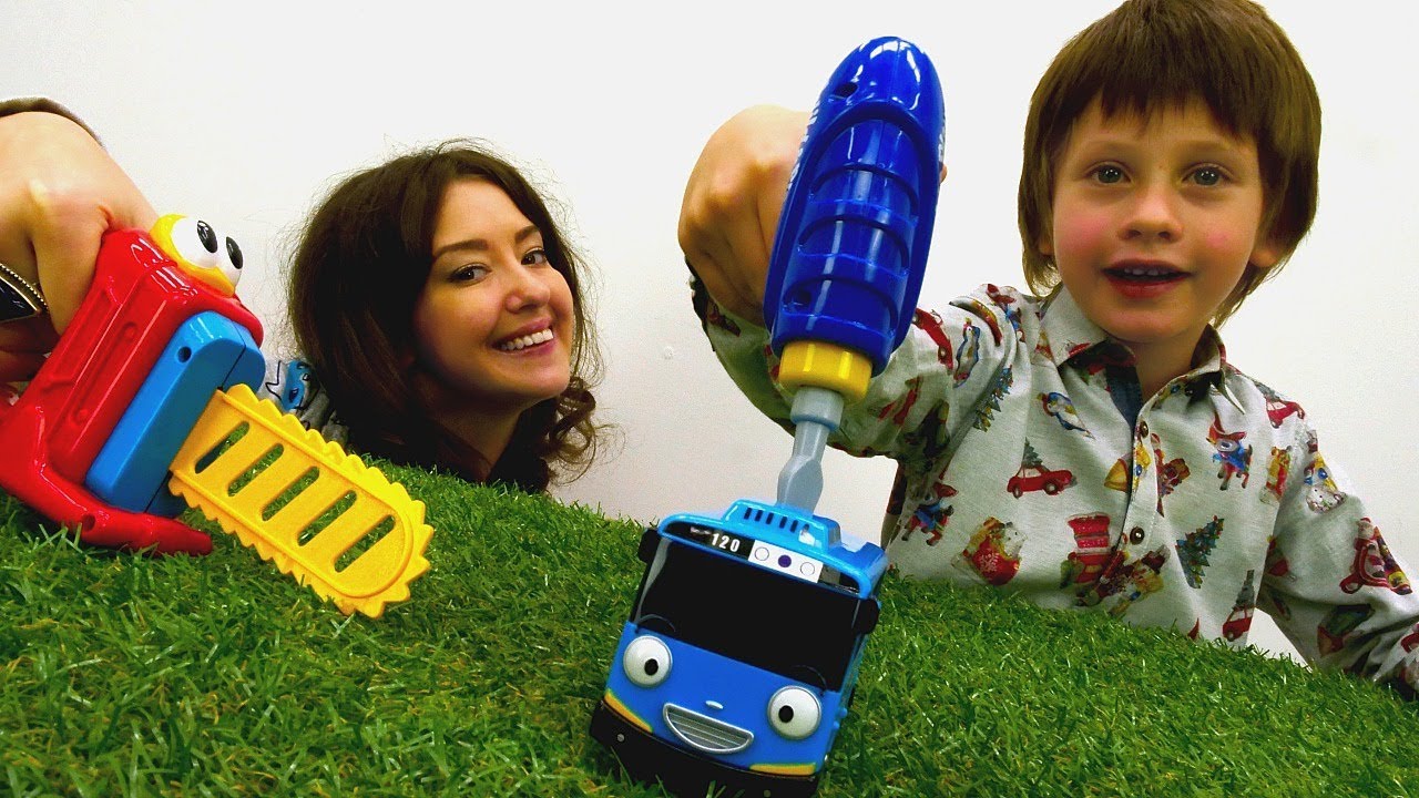 Video-dlya-detej-TAJO-Malenkij-Avtobus-polomalsya-CHinim-mashinki-v-Masterskoj-Marka-IgryGonki