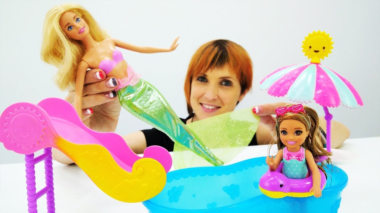 Video-dlya-detej.-BASSEJN-DLYA-BARBI-i-CHelsi-pokupaem-LODKU-Anglijskij-s-Mashej-KapukiKanuki