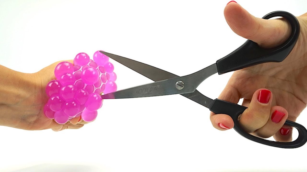 Vskryvaem-detskie-igrushki-smotrim-chto-vnutri-Neobychnye-igrushki-dlya-detei-Igrushkin-TV